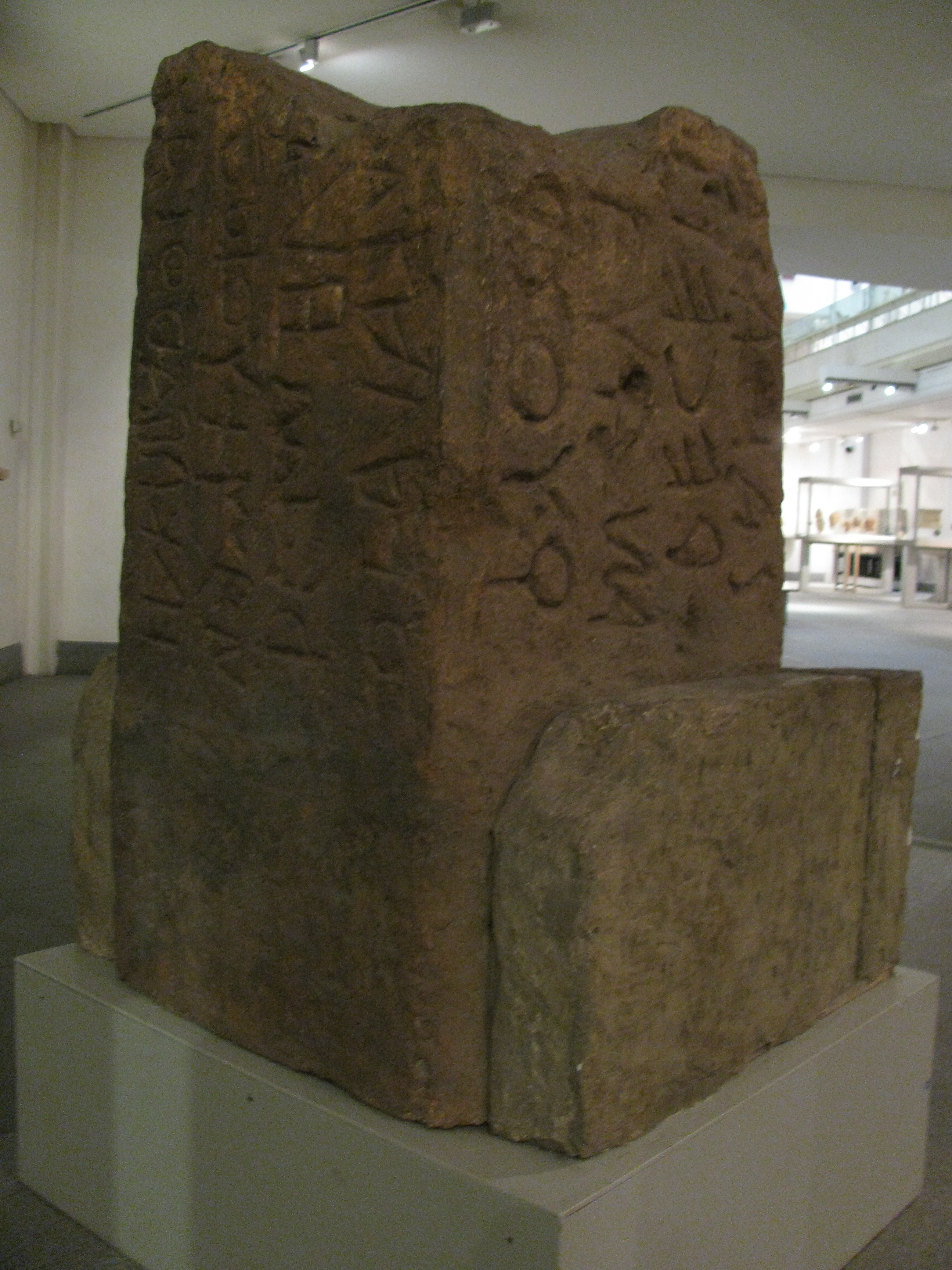 Lapis_niger_stele.JPG